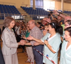 Visita a zonas afectadas por las recientes inundaciones. Doña Sofía saluda a los vecinos del municipio de Vera